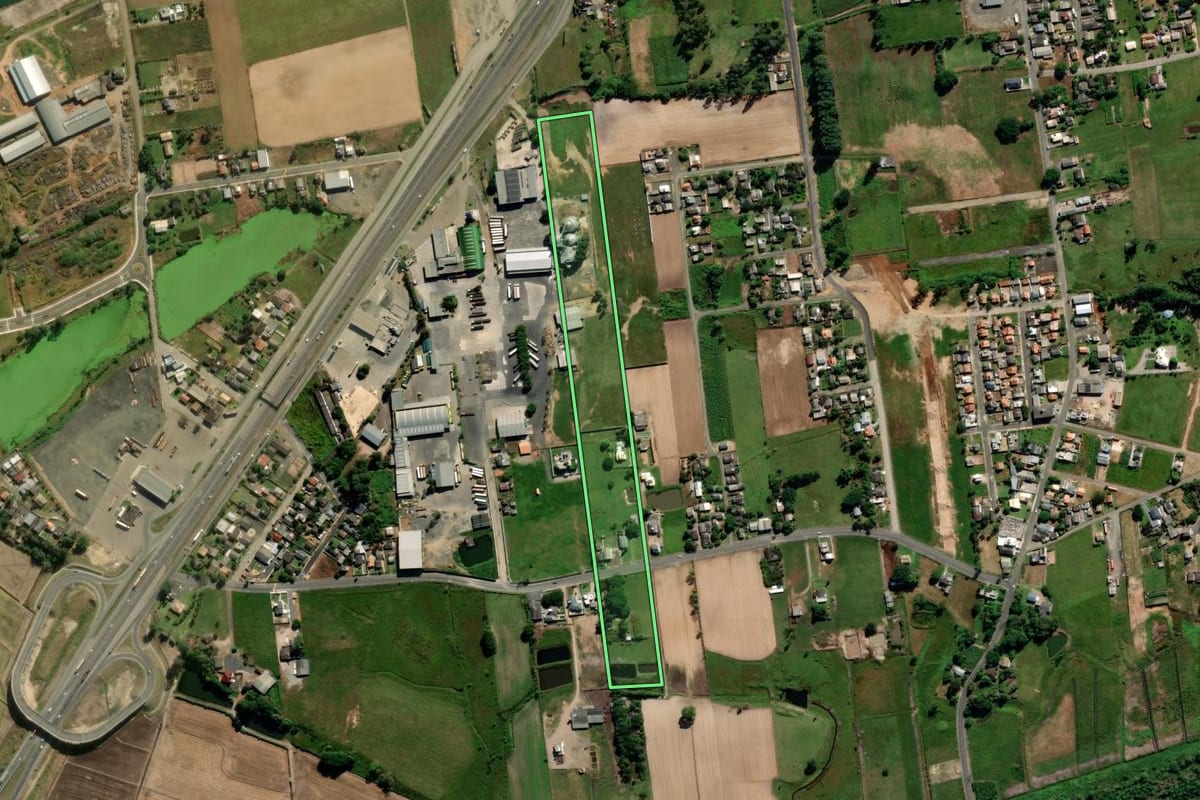 Imagem de satélite do imóvel rural em Maracajá (SC), com o contorno declarado no CAR desenhado por cima.