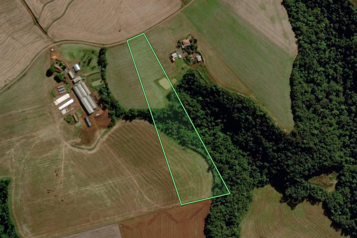 Imagem de satélite do imóvel rural em Maravilha (SC), com o contorno declarado no CAR desenhado por cima.