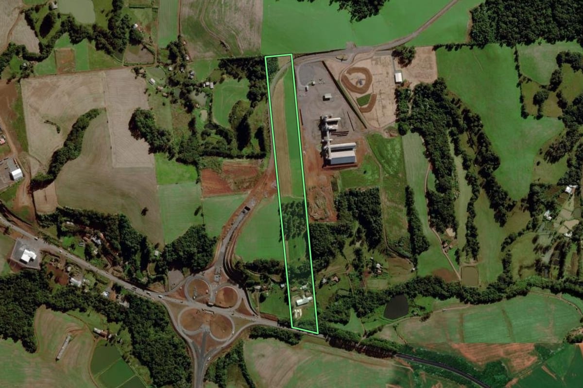 Imagem de satélite do imóvel rural em Maravilha (SC), com o contorno declarado no CAR desenhado por cima.