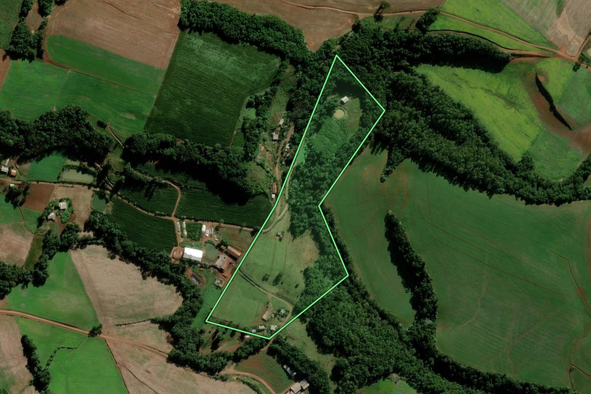 Imagem de satélite do imóvel rural em Maravilha (SC), com o contorno declarado no CAR desenhado por cima.