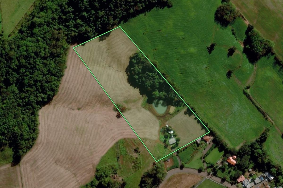 Imagem de satélite do imóvel rural em Maravilha (SC), com o contorno declarado no CAR desenhado por cima.