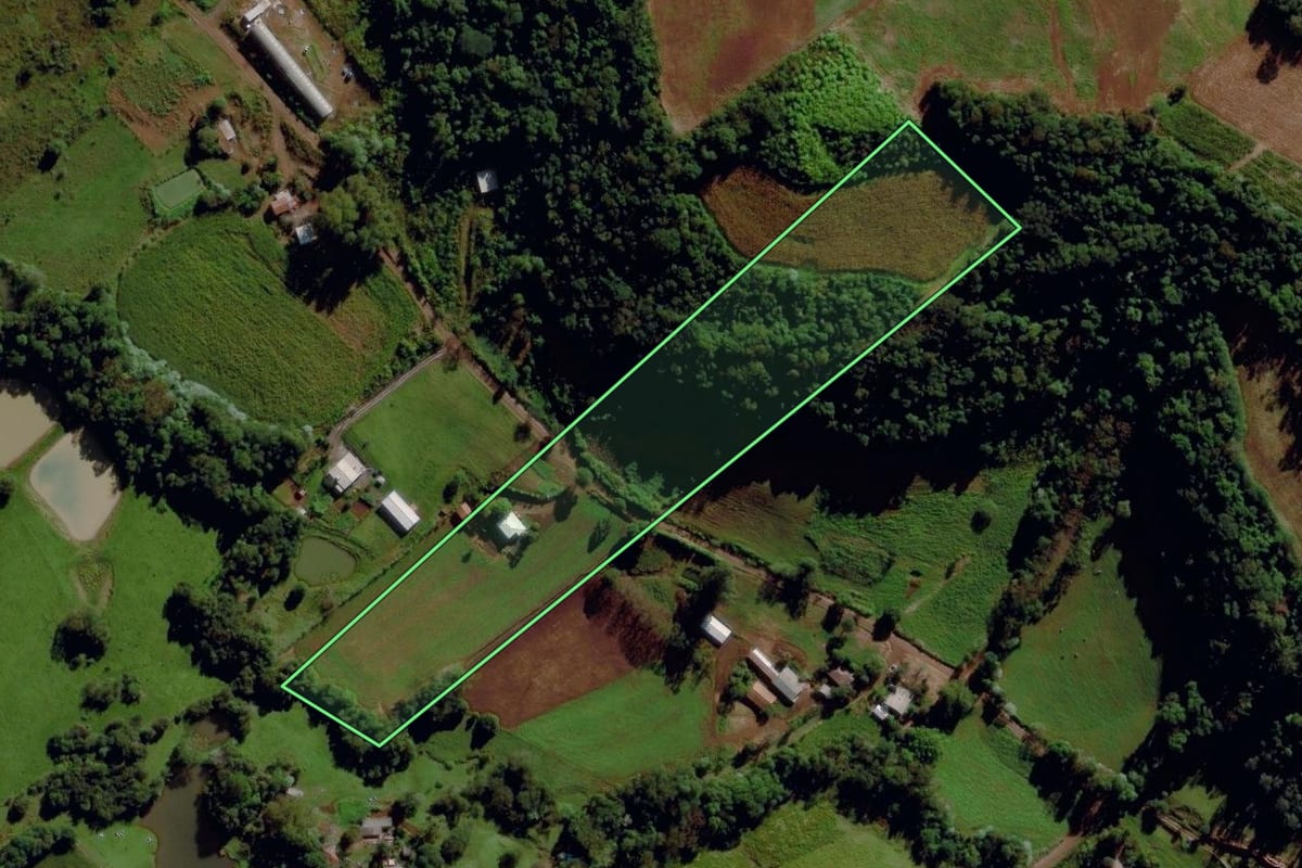 Imagem de satélite do imóvel rural em Maravilha (SC), com o contorno declarado no CAR desenhado por cima.