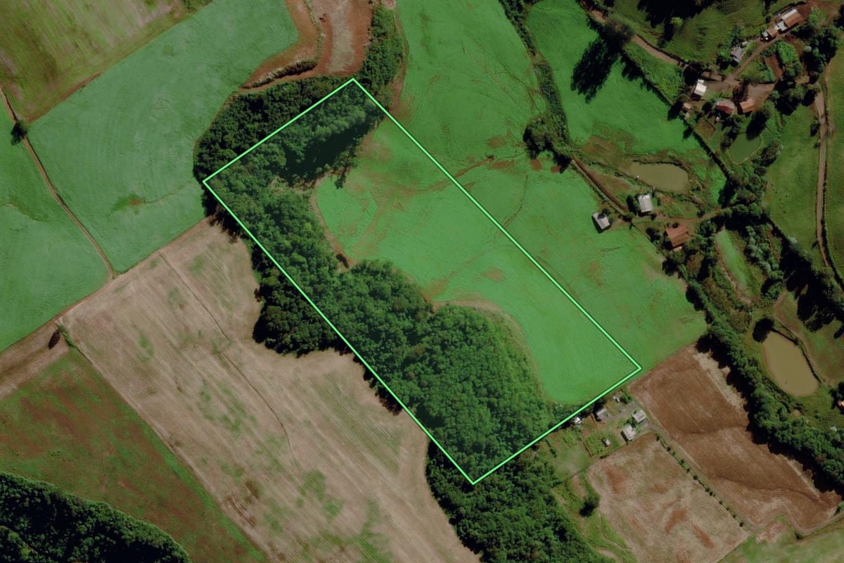 Imagem de satélite do imóvel rural em Maravilha (SC), com o contorno declarado no CAR desenhado por cima.