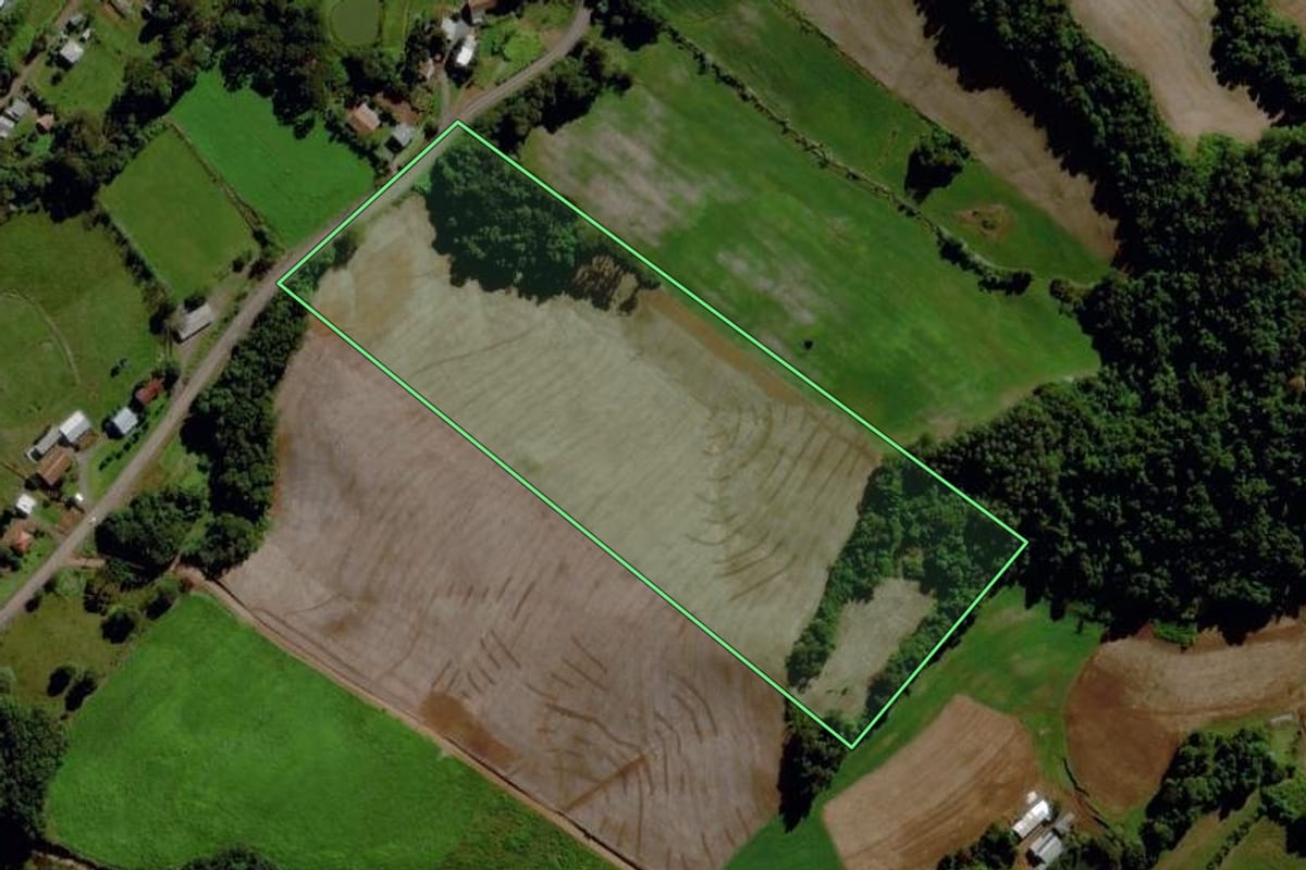 Imagem de satélite do imóvel rural em Maravilha (SC), com o contorno declarado no CAR desenhado por cima.