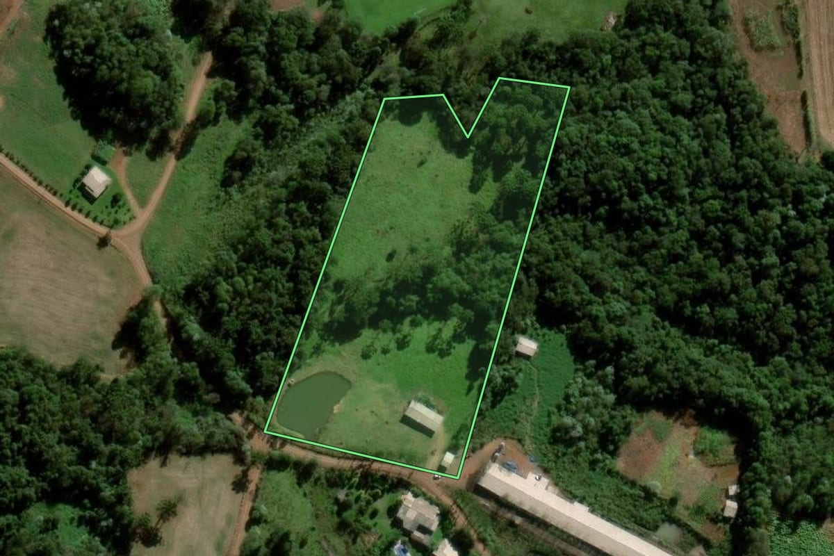 Imagem de satélite do imóvel rural em Maravilha (SC), com o contorno declarado no CAR desenhado por cima.