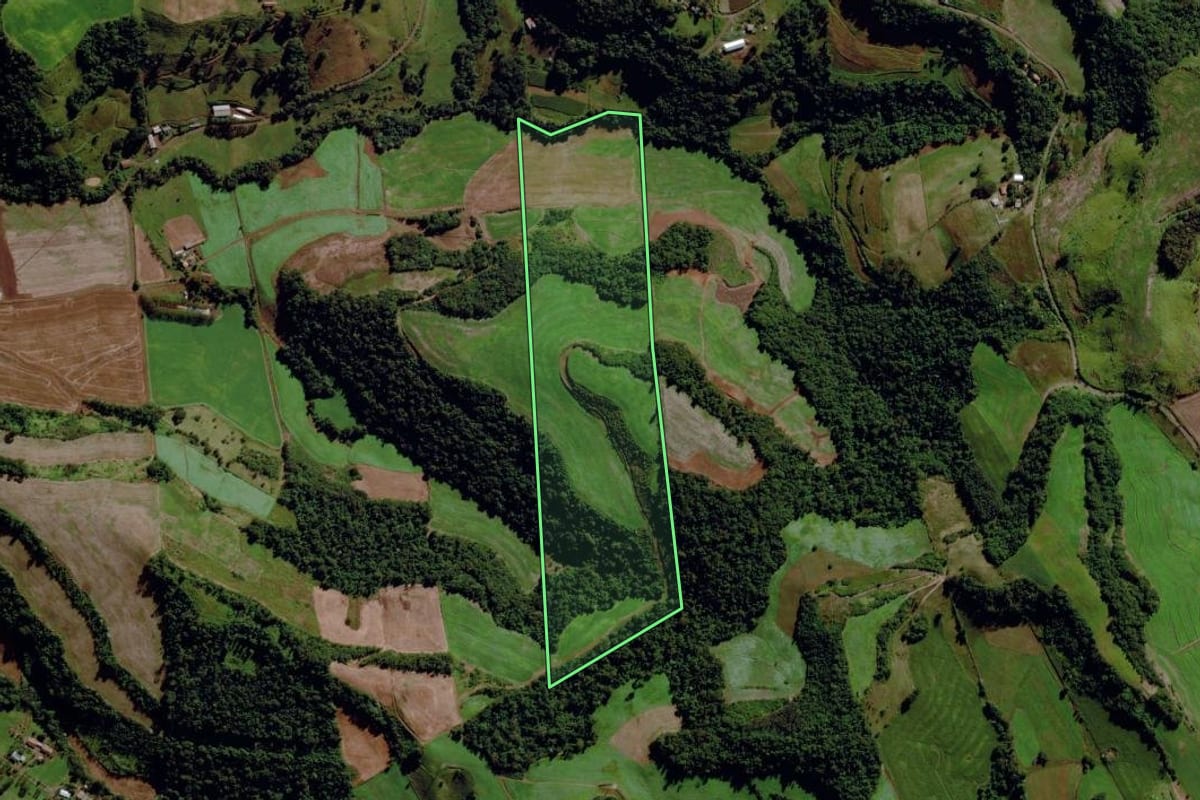 Imagem de satélite do imóvel rural em Maravilha (SC), com o contorno declarado no CAR desenhado por cima.