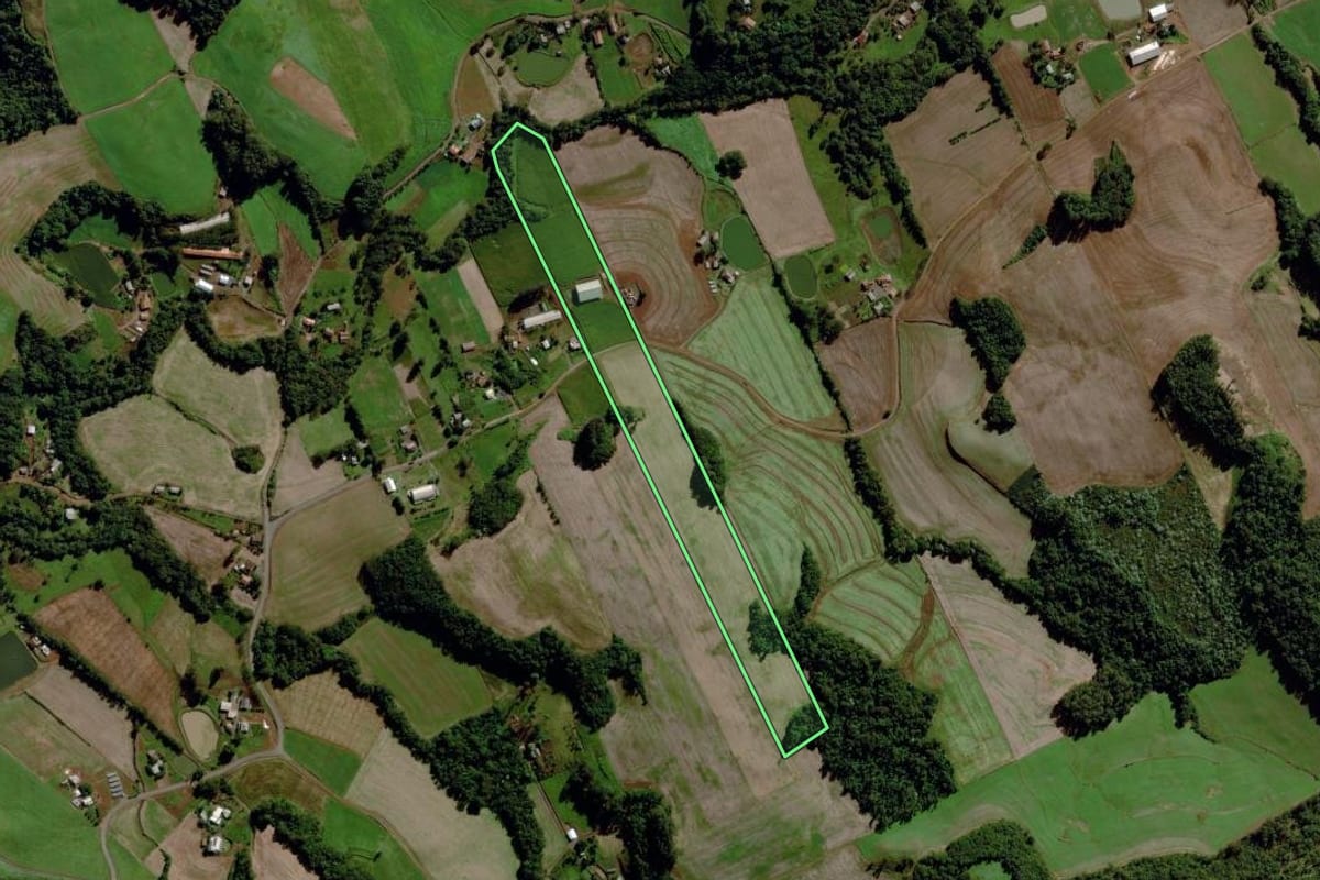 Imagem de satélite do imóvel rural em Maravilha (SC), com o contorno declarado no CAR desenhado por cima.
