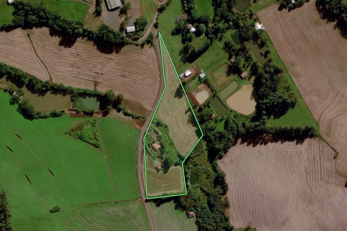 Imagem de satélite do imóvel rural em Maravilha (SC), com o contorno declarado no CAR desenhado por cima.