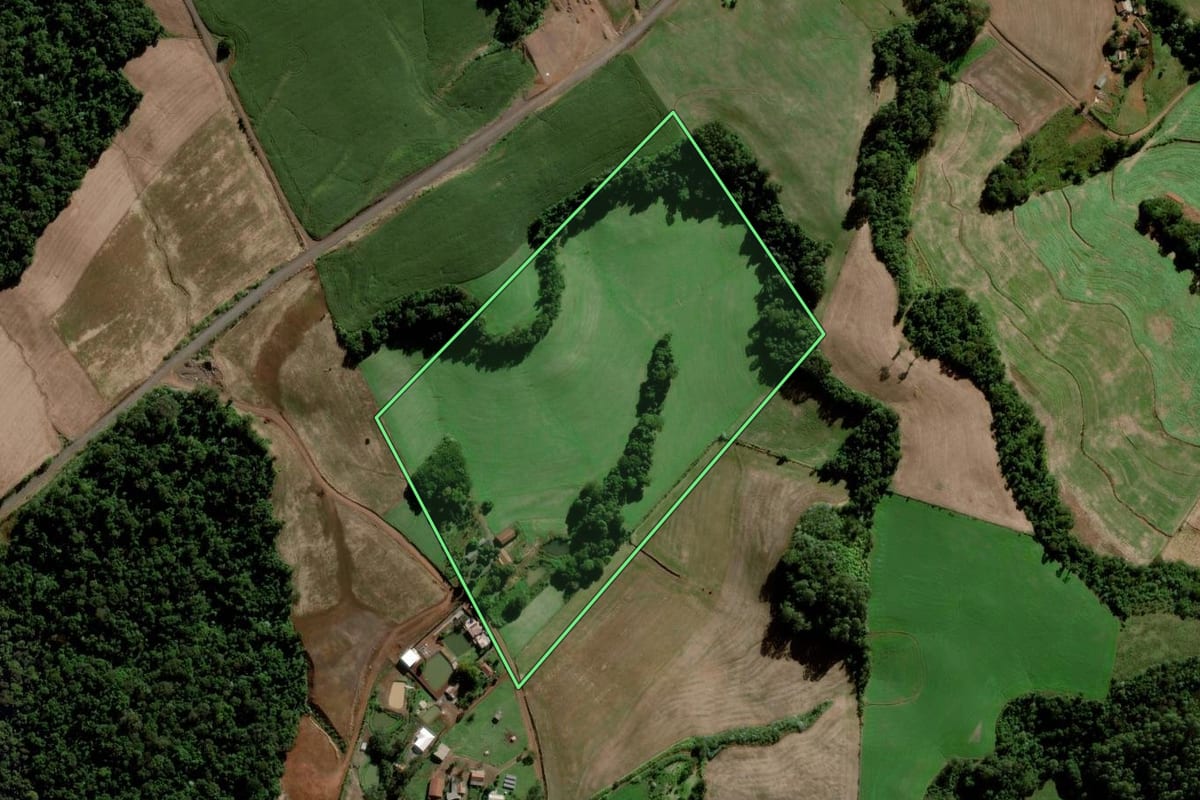 Imagem de satélite do imóvel rural em Maravilha (SC), com o contorno declarado no CAR desenhado por cima.