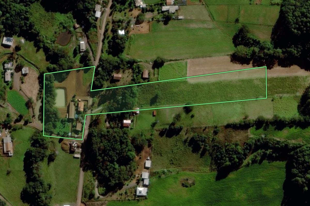 Imagem de satélite do imóvel rural em Maravilha (SC), com o contorno declarado no CAR desenhado por cima.