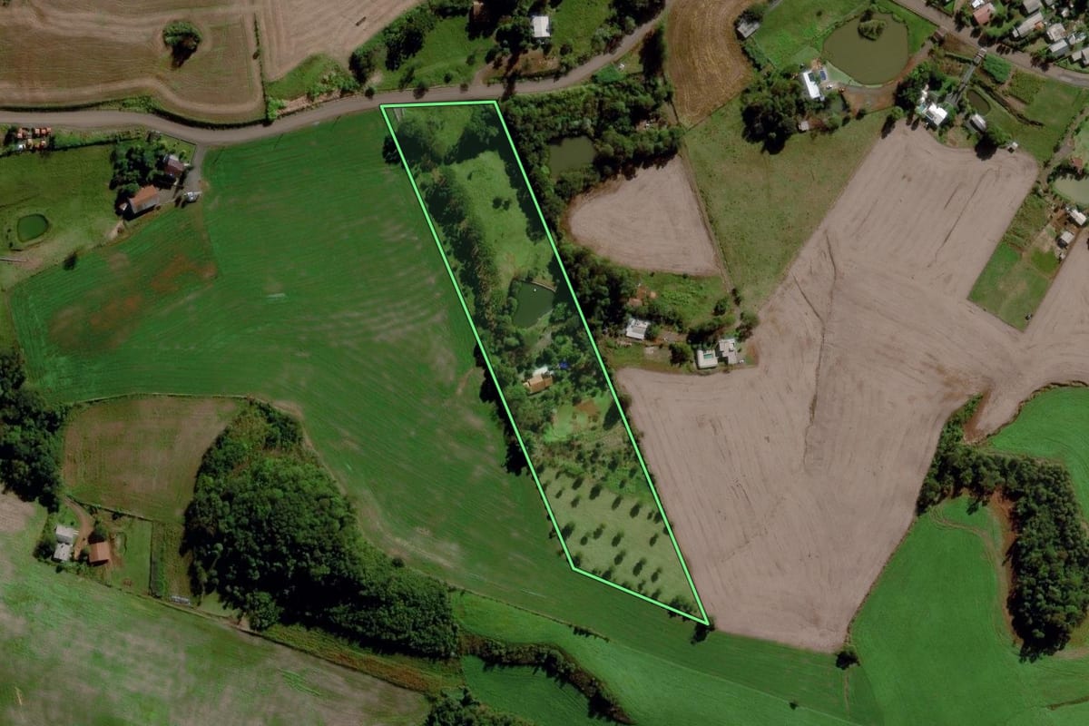 Imagem de satélite do imóvel rural em Maravilha (SC), com o contorno declarado no CAR desenhado por cima.