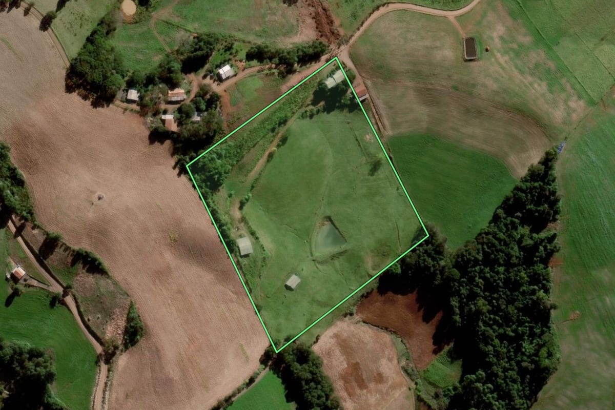 Imagem de satélite do imóvel rural em Maravilha (SC), com o contorno declarado no CAR desenhado por cima.