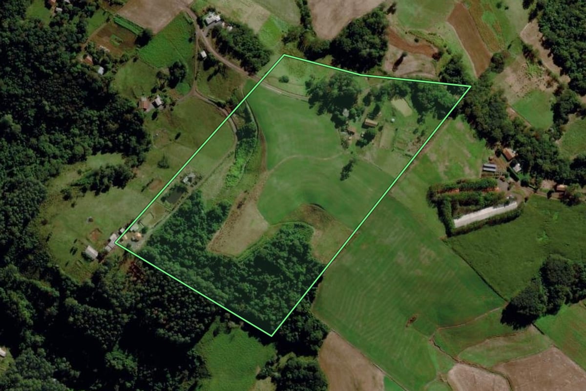Imagem de satélite do imóvel rural em Maravilha (SC), com o contorno declarado no CAR desenhado por cima.
