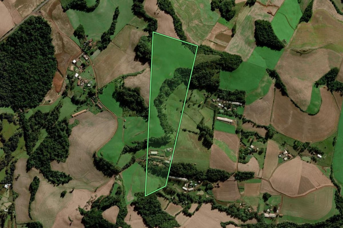 Imagem de satélite do imóvel rural em Maravilha (SC), com o contorno declarado no CAR desenhado por cima.