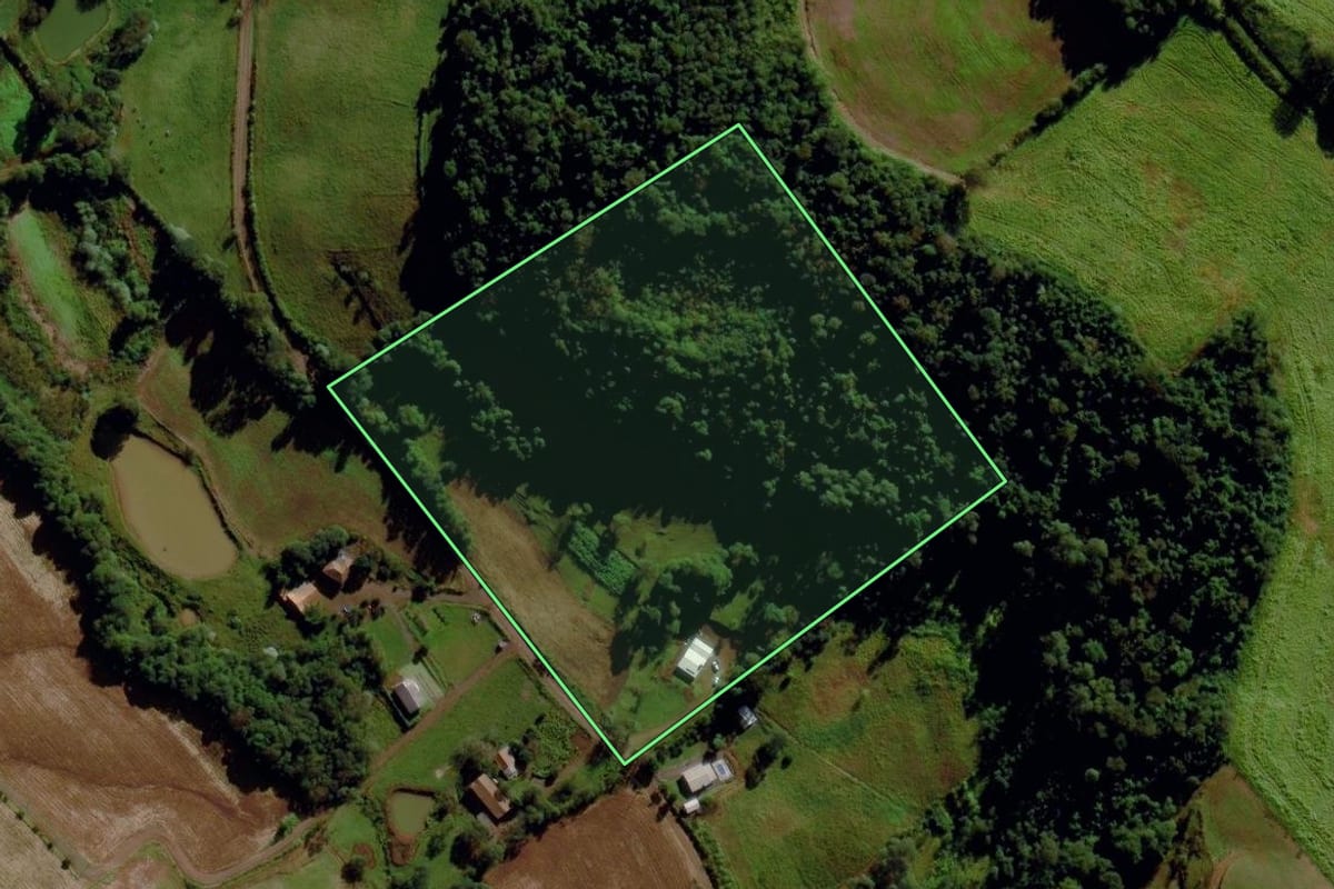 Imagem de satélite do imóvel rural em Maravilha (SC), com o contorno declarado no CAR desenhado por cima.