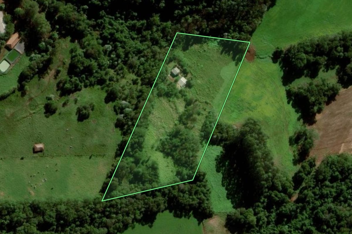 Imagem de satélite do imóvel rural em Maravilha (SC), com o contorno declarado no CAR desenhado por cima.