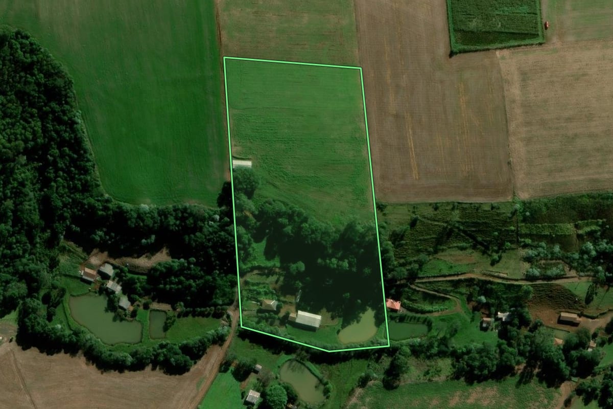 Imagem de satélite do imóvel rural em Maravilha (SC), com o contorno declarado no CAR desenhado por cima.
