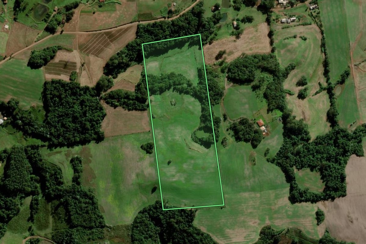 Imagem de satélite do imóvel rural em Maravilha (SC), com o contorno declarado no CAR desenhado por cima.