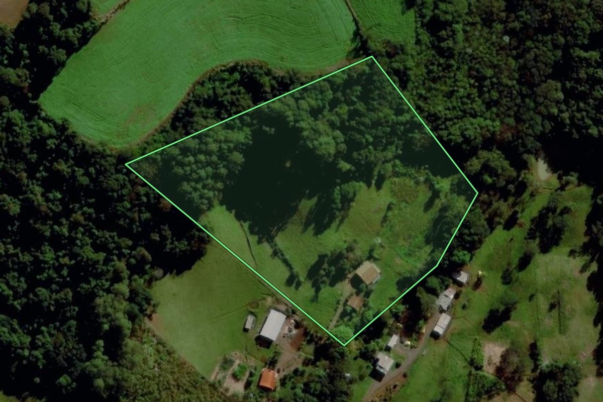 Imagem de satélite do imóvel rural em Maravilha (SC), com o contorno declarado no CAR desenhado por cima.
