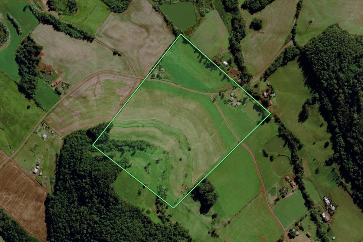 Imagem de satélite do imóvel rural em Maravilha (SC), com o contorno declarado no CAR desenhado por cima.
