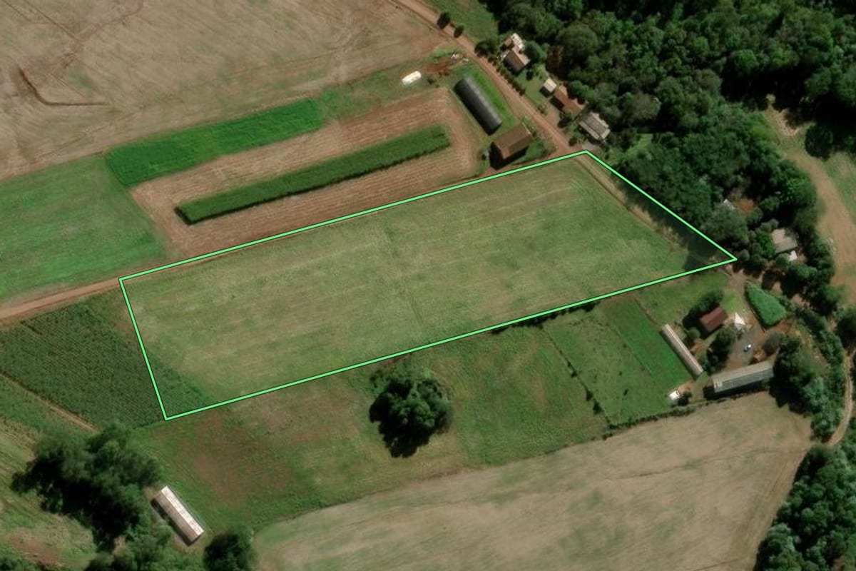 Imagem de satélite do imóvel rural em Maravilha (SC), com o contorno declarado no CAR desenhado por cima.