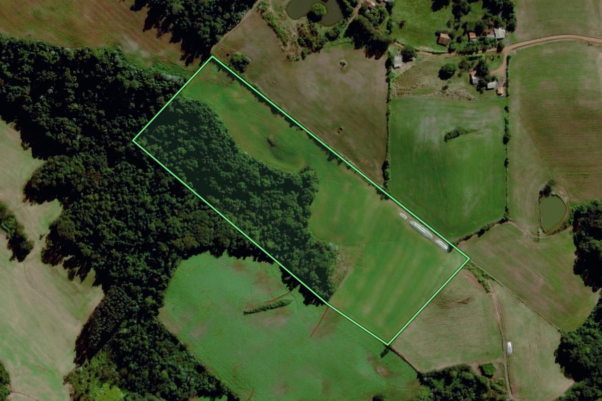 Imagem de satélite do imóvel rural em Maravilha (SC), com o contorno declarado no CAR desenhado por cima.