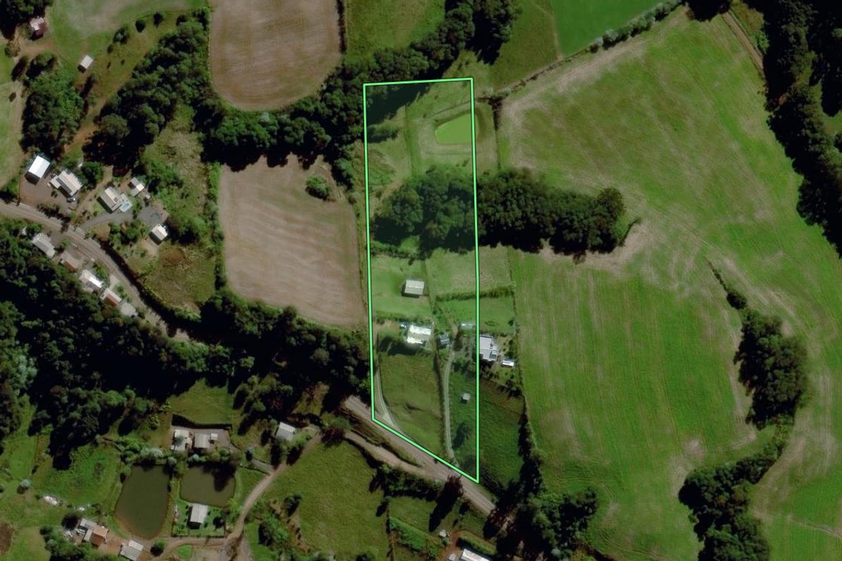 Imagem de satélite do imóvel rural em Maravilha (SC), com o contorno declarado no CAR desenhado por cima.