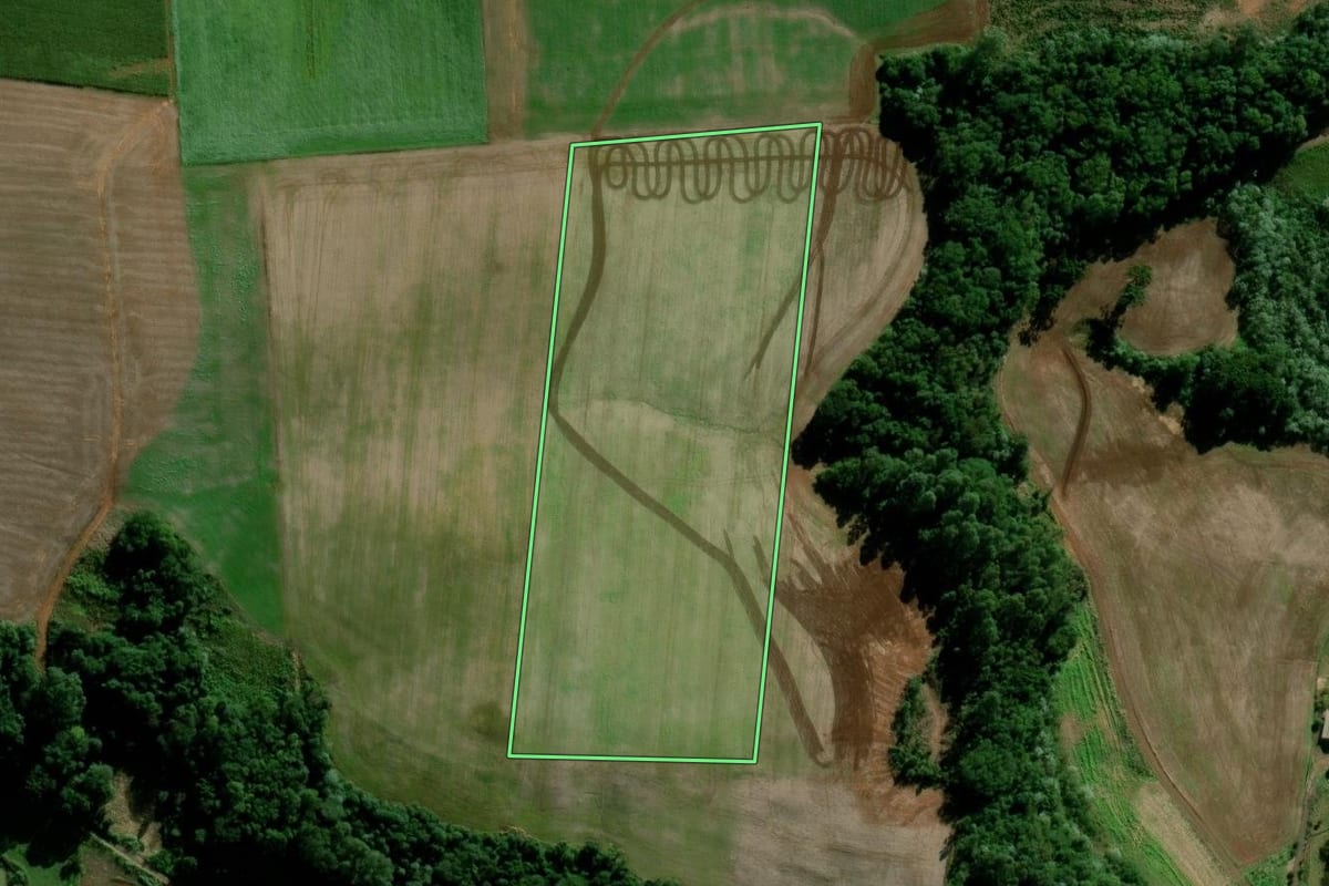 Imagem de satélite do imóvel rural em Maravilha (SC), com o contorno declarado no CAR desenhado por cima.