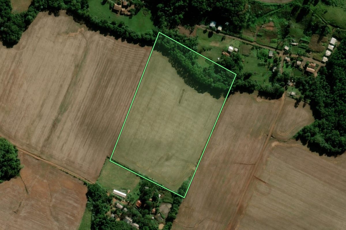 Imagem de satélite do imóvel rural em Maravilha (SC), com o contorno declarado no CAR desenhado por cima.