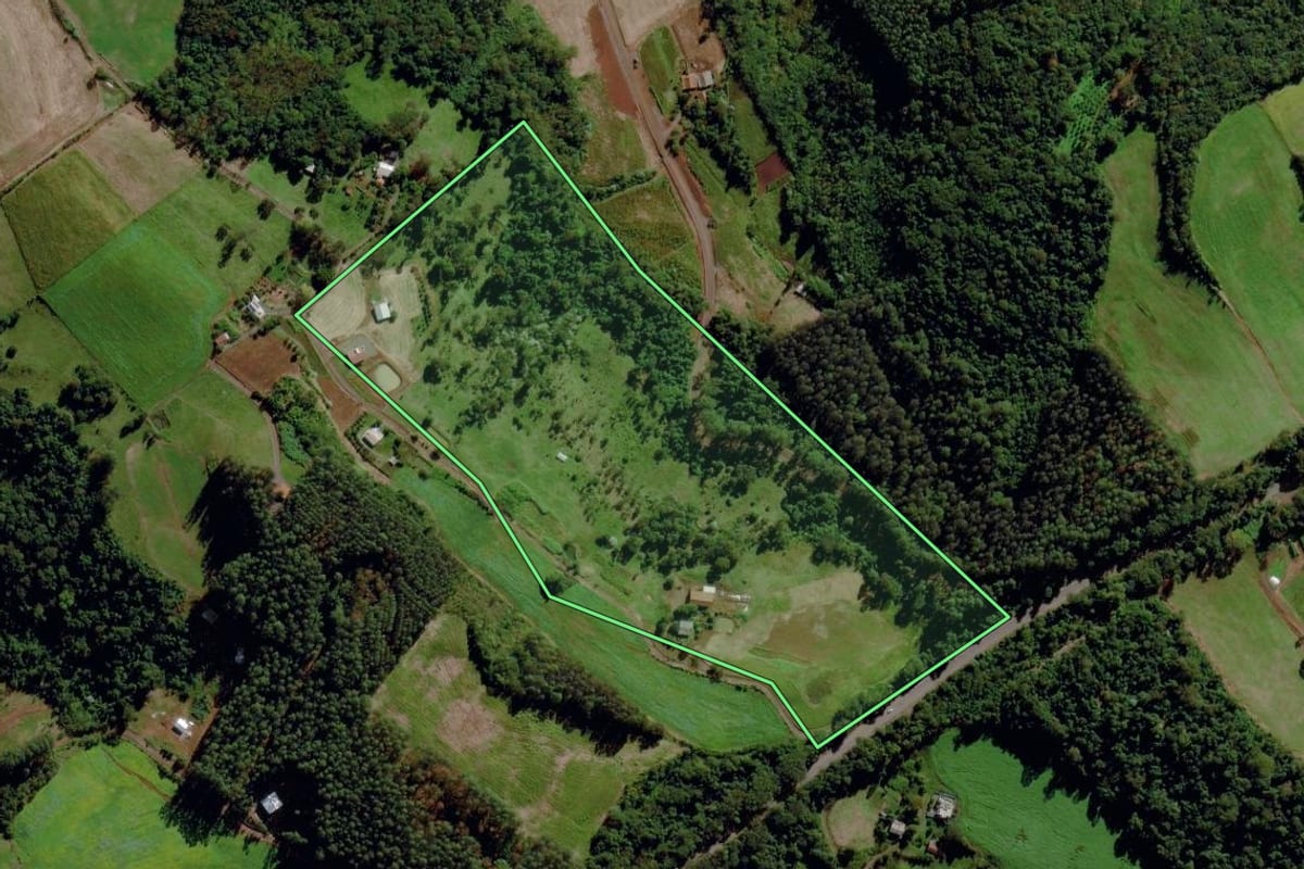 Imagem de satélite do imóvel rural em Maravilha (SC), com o contorno declarado no CAR desenhado por cima.