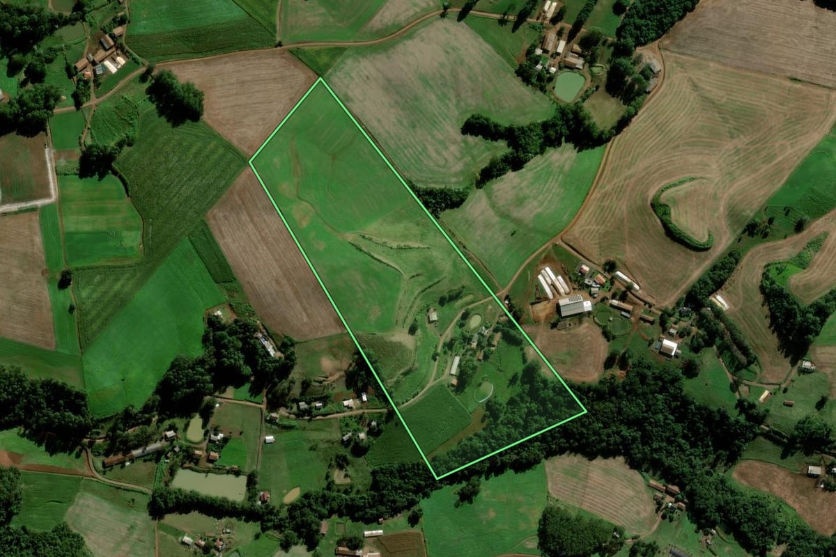 Imagem de satélite do imóvel rural em Maravilha (SC), com o contorno declarado no CAR desenhado por cima.