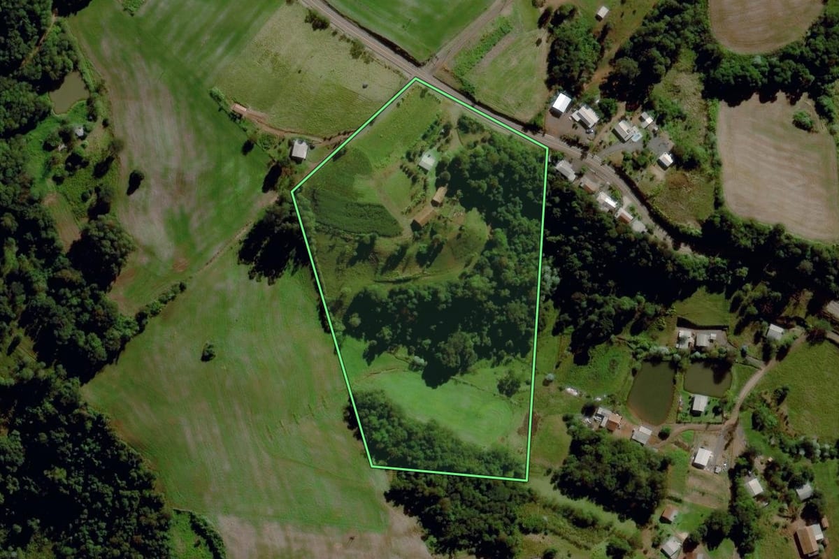 Imagem de satélite do imóvel rural em Maravilha (SC), com o contorno declarado no CAR desenhado por cima.
