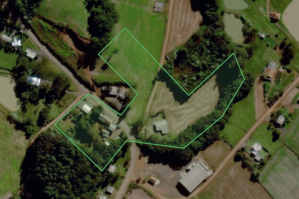 Imagem de satélite do imóvel rural em Maravilha (SC), com o contorno declarado no CAR desenhado por cima.