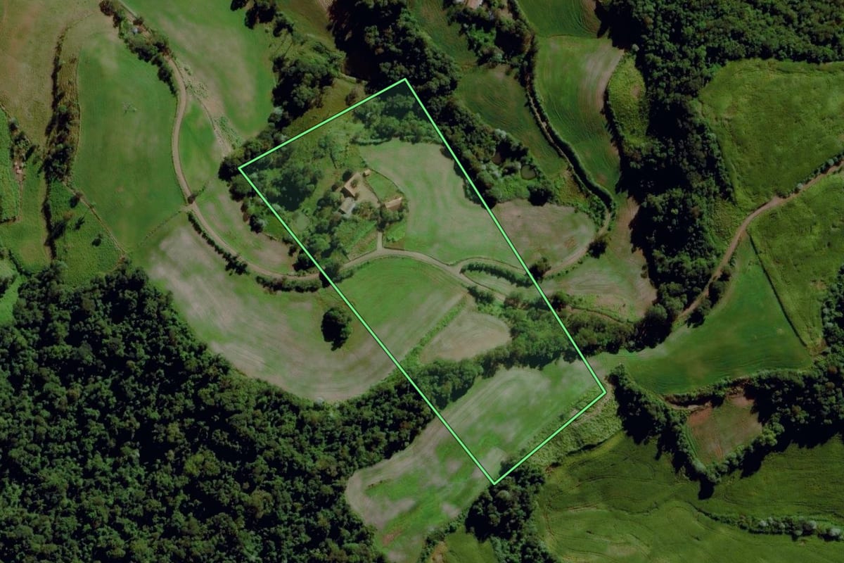 Imagem de satélite do imóvel rural em Maravilha (SC), com o contorno declarado no CAR desenhado por cima.