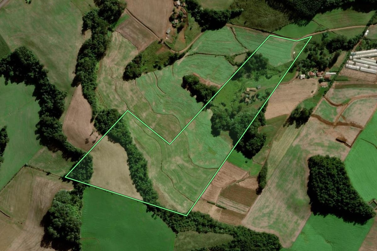 Imagem de satélite do imóvel rural em Maravilha (SC), com o contorno declarado no CAR desenhado por cima.