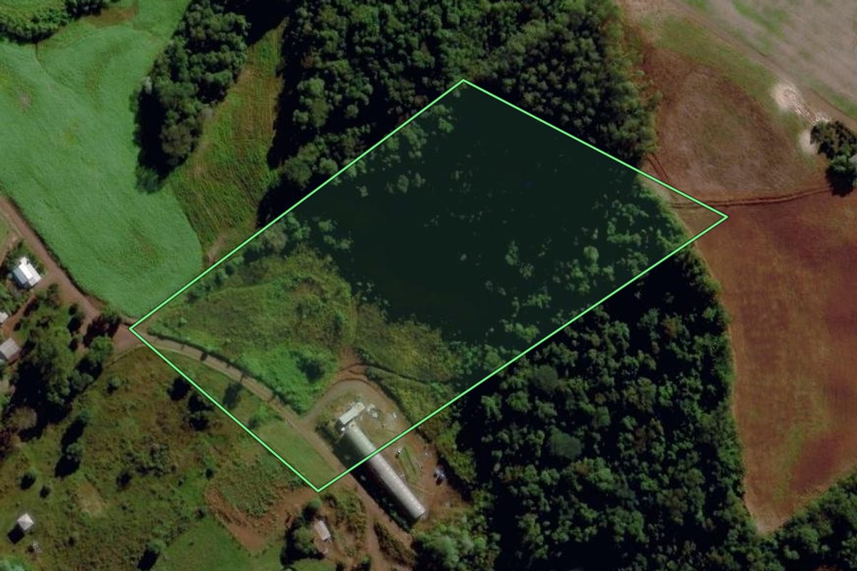 Imagem de satélite do imóvel rural em Maravilha (SC), com o contorno declarado no CAR desenhado por cima.