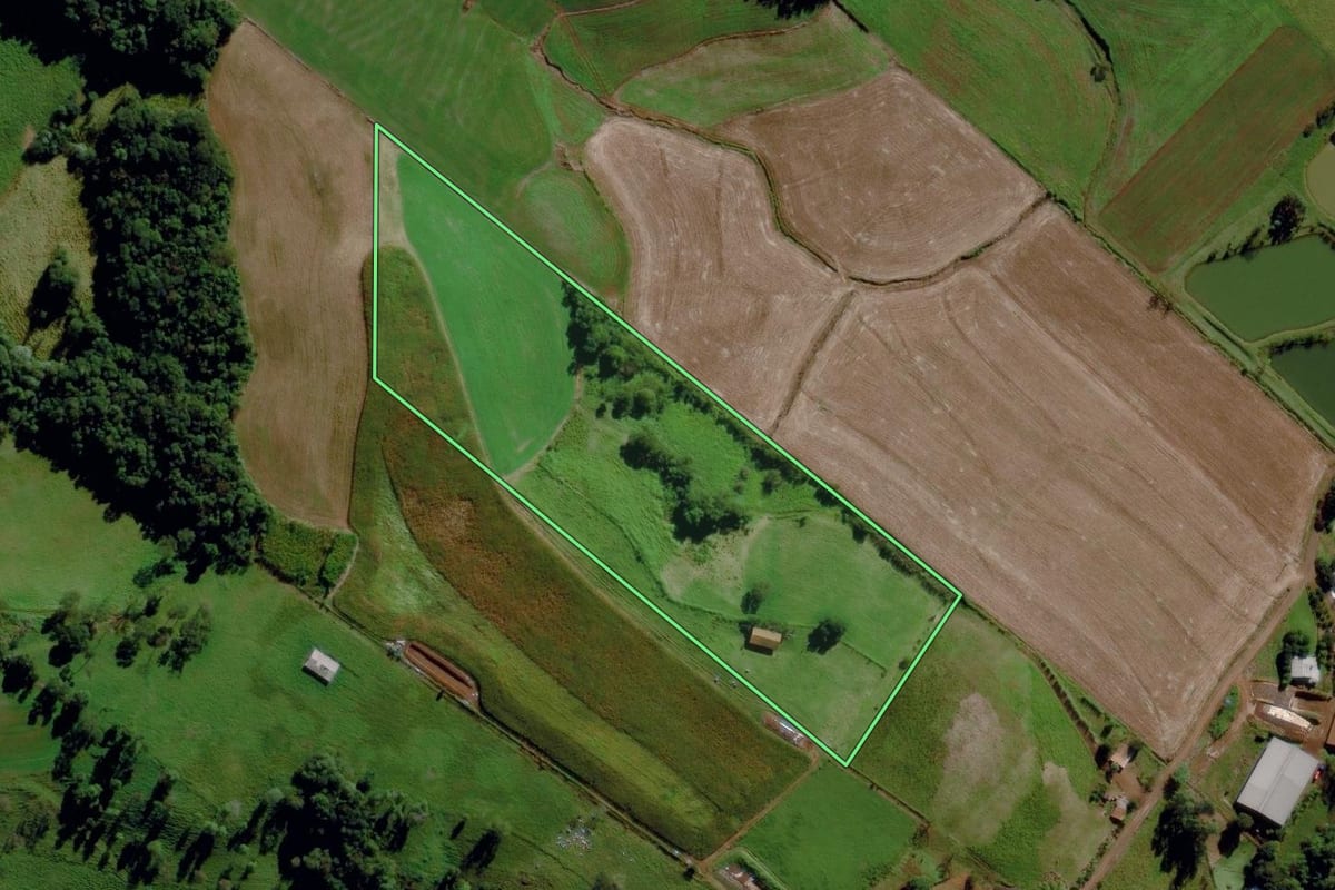 Imagem de satélite do imóvel rural em Maravilha (SC), com o contorno declarado no CAR desenhado por cima.