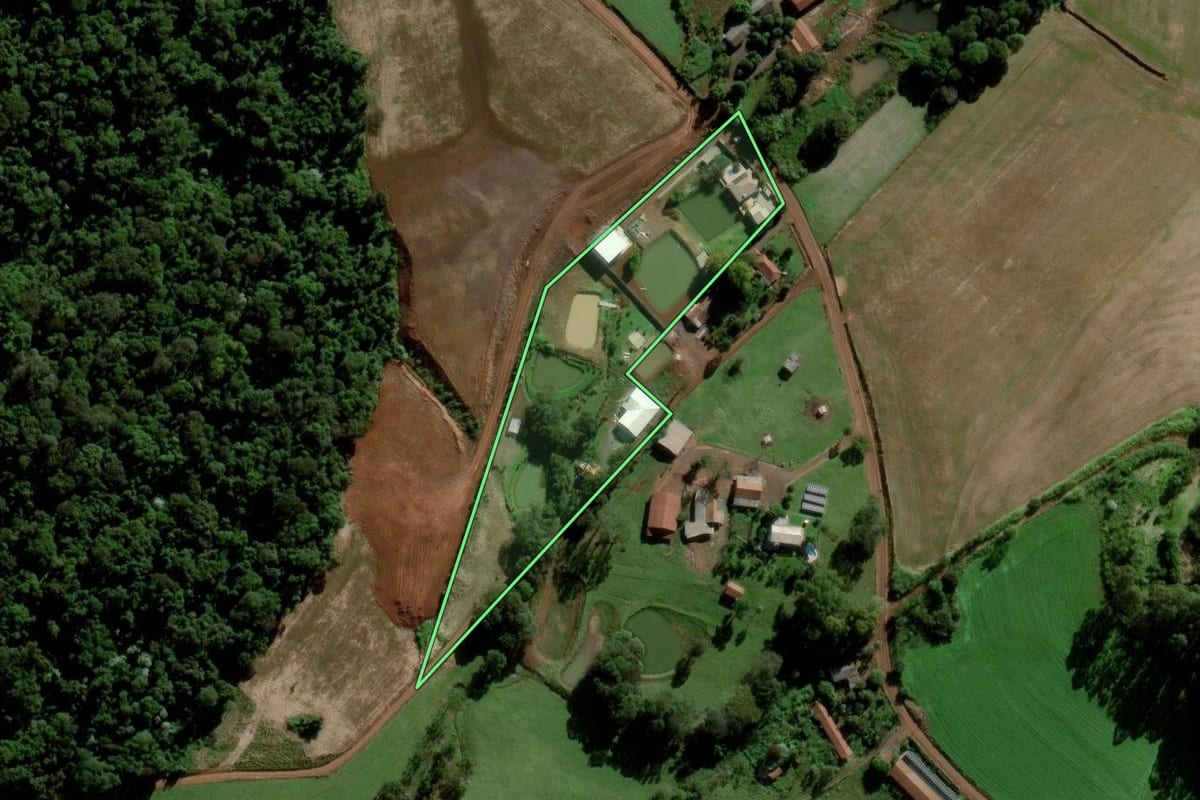 Imagem de satélite do imóvel rural em Maravilha (SC), com o contorno declarado no CAR desenhado por cima.