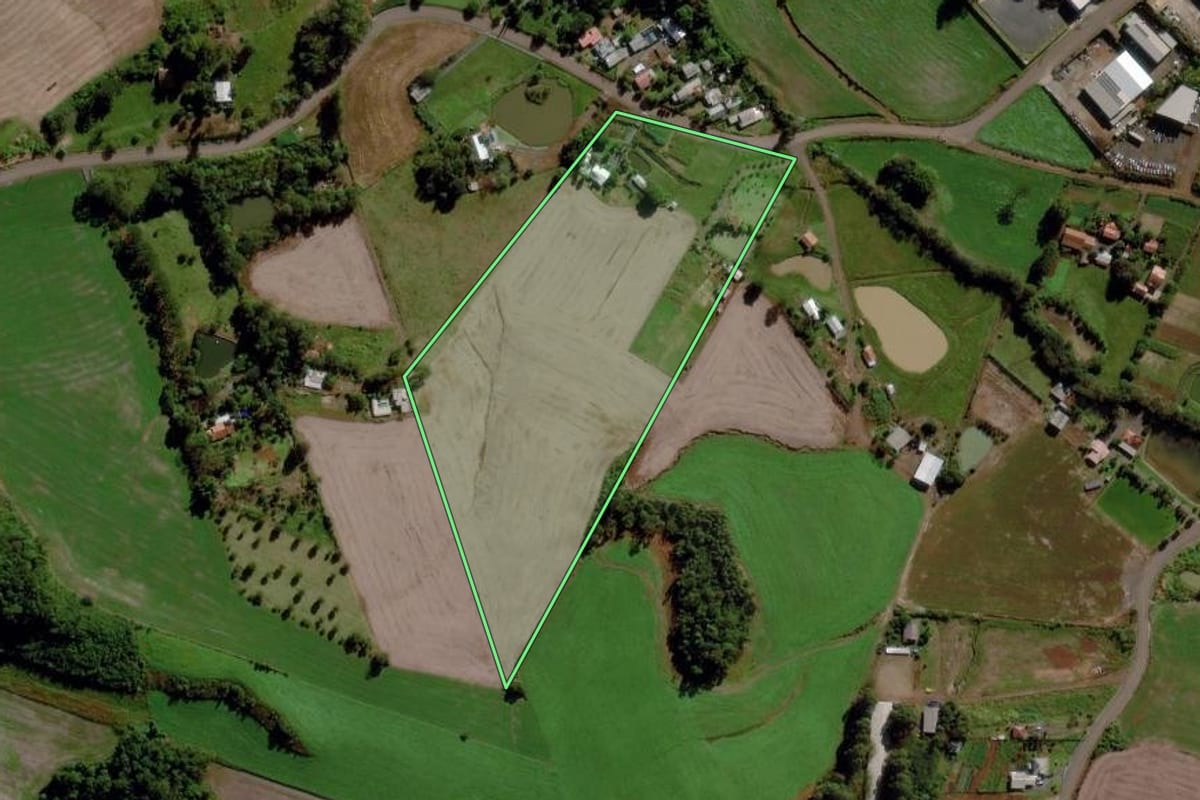 Imagem de satélite do imóvel rural em Maravilha (SC), com o contorno declarado no CAR desenhado por cima.