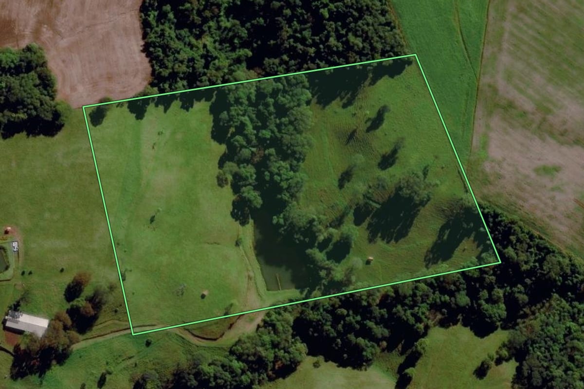 Imagem de satélite do imóvel rural em Maravilha (SC), com o contorno declarado no CAR desenhado por cima.