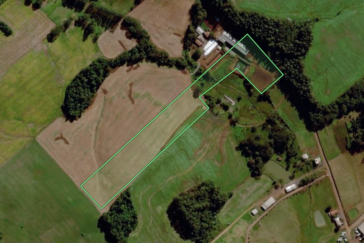Imagem de satélite do imóvel rural em Maravilha (SC), com o contorno declarado no CAR desenhado por cima.