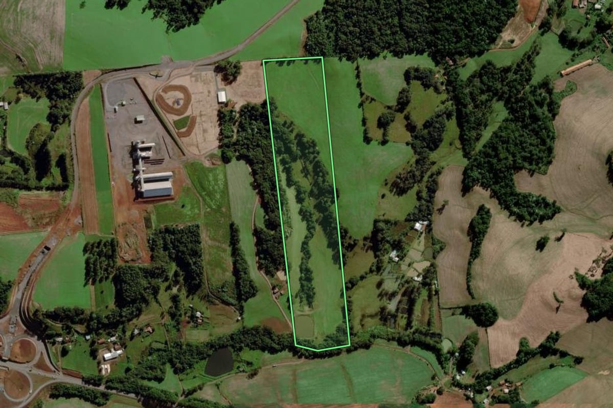 Imagem de satélite do imóvel rural em Maravilha (SC), com o contorno declarado no CAR desenhado por cima.