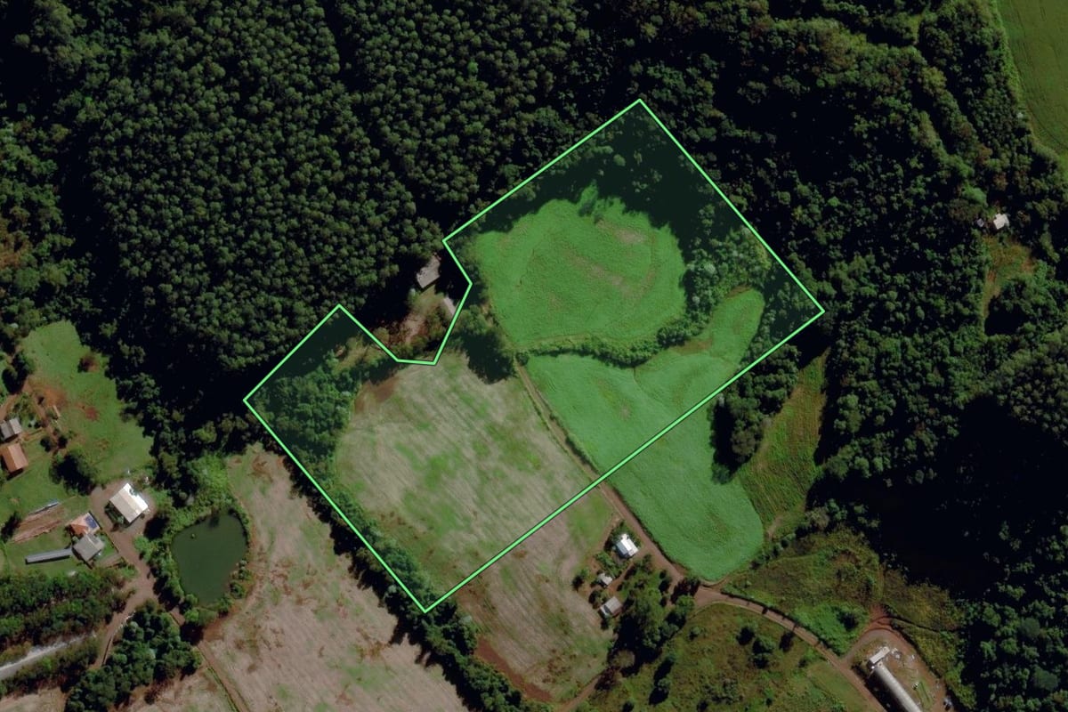 Imagem de satélite do imóvel rural em Maravilha (SC), com o contorno declarado no CAR desenhado por cima.