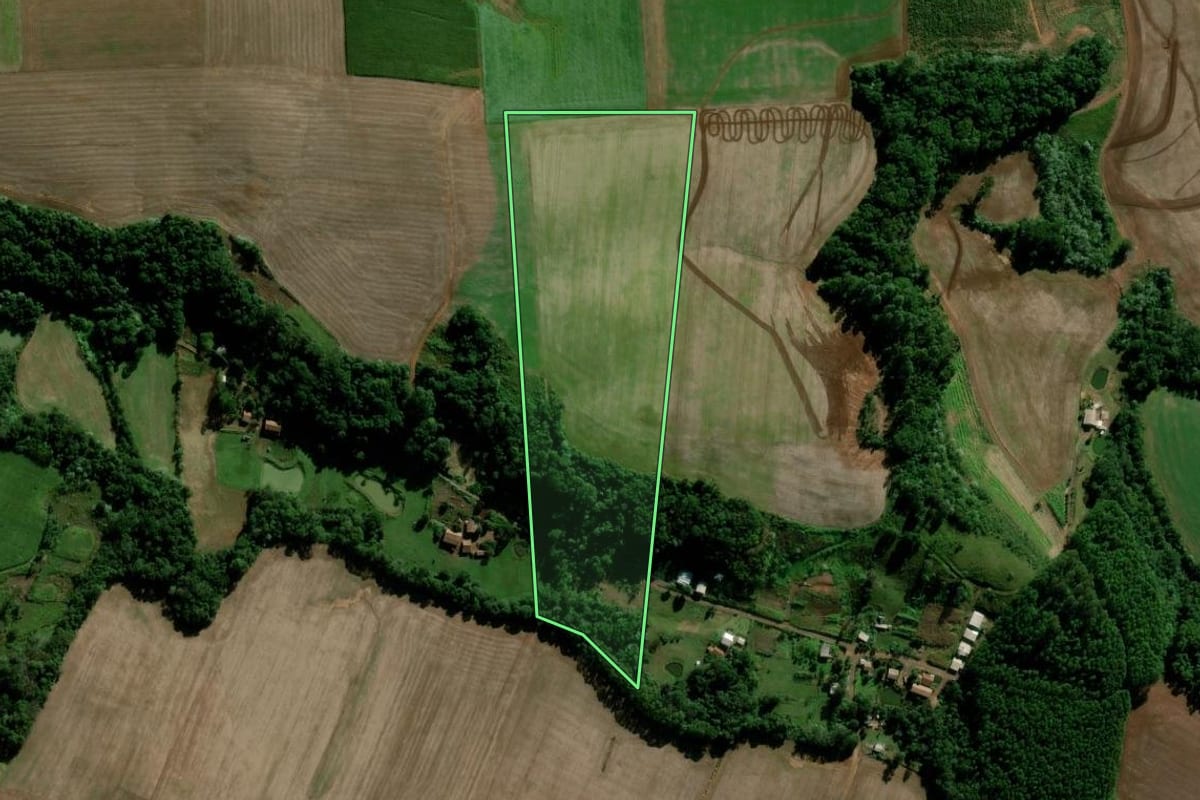 Imagem de satélite do imóvel rural em Maravilha (SC), com o contorno declarado no CAR desenhado por cima.