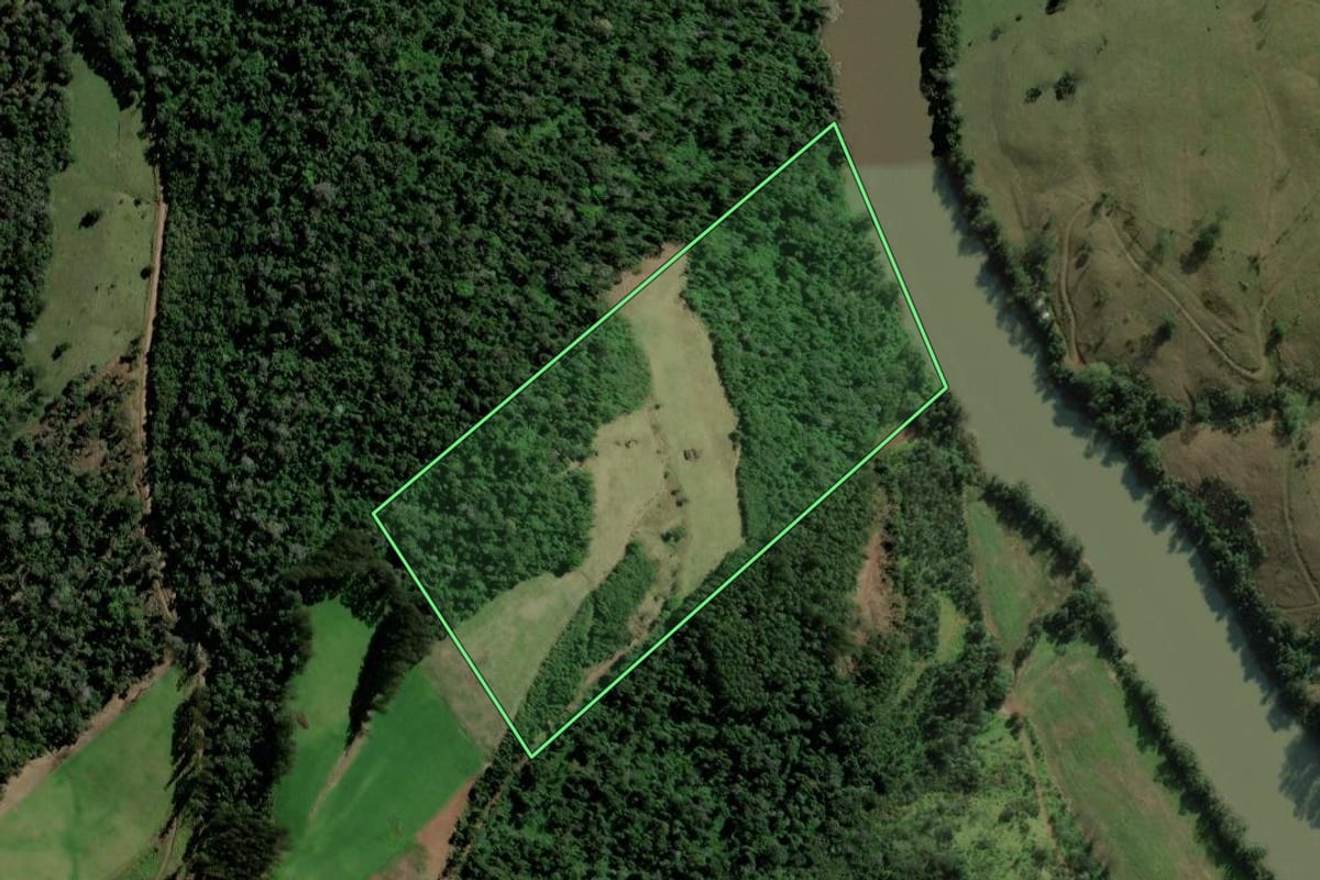 Imagem de satélite do imóvel rural em Marema (SC), com o contorno declarado no CAR desenhado por cima.