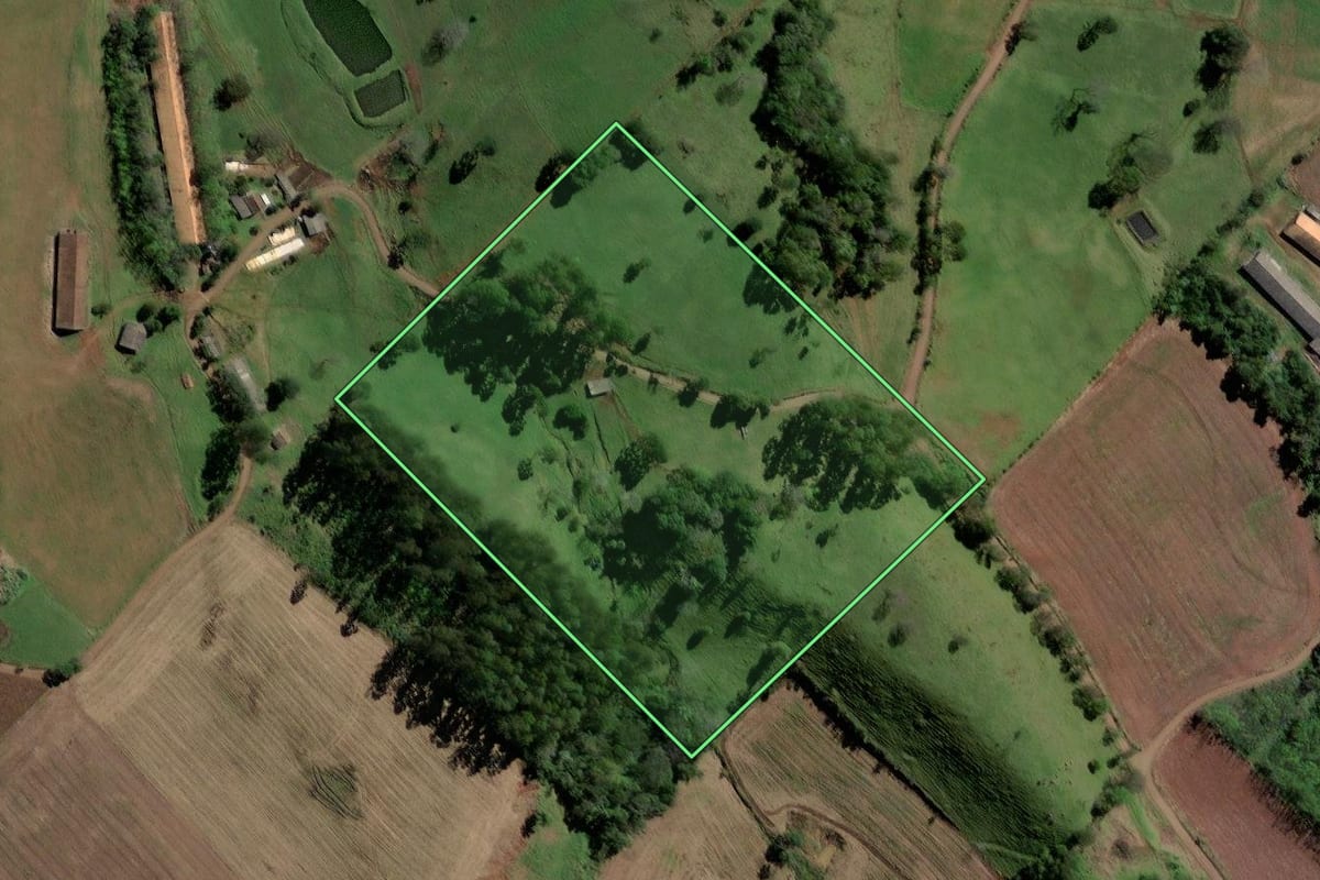 Imagem de satélite do imóvel rural em Marema (SC), com o contorno declarado no CAR desenhado por cima.