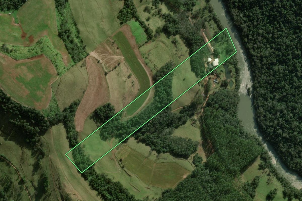 Imagem de satélite do imóvel rural em Marema (SC), com o contorno declarado no CAR desenhado por cima.
