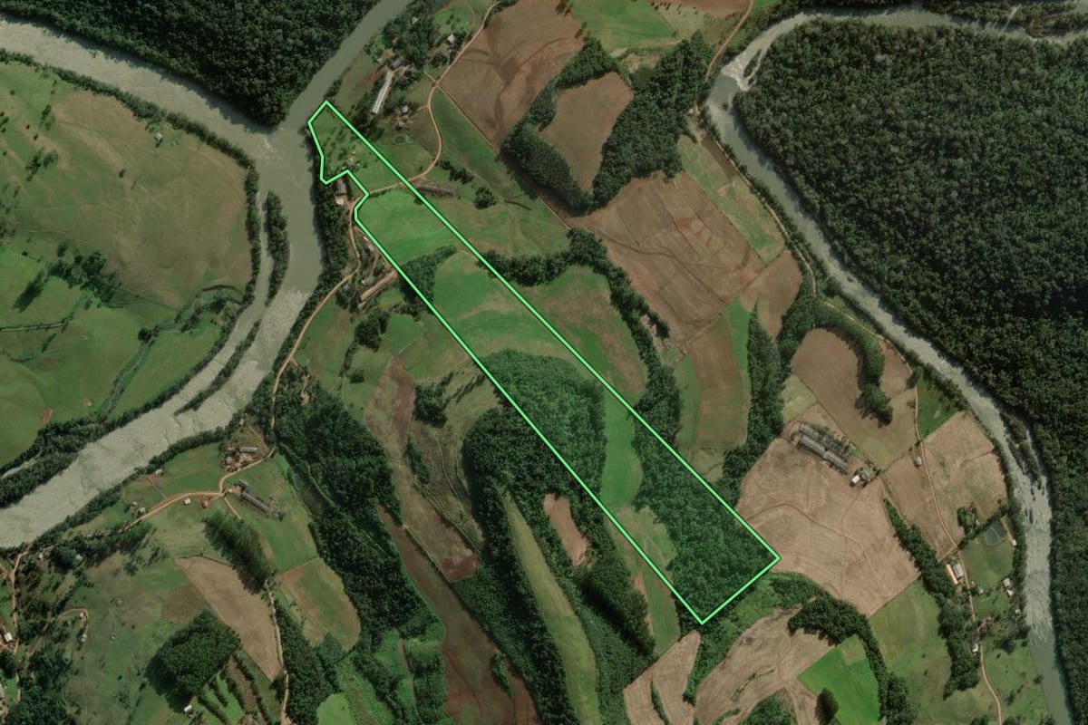 Imagem de satélite do imóvel rural em Marema (SC), com o contorno declarado no CAR desenhado por cima.