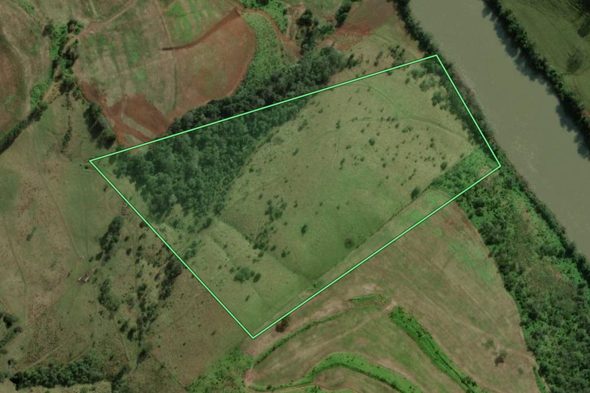 Imagem de satélite do imóvel rural em Marema (SC), com o contorno declarado no CAR desenhado por cima.