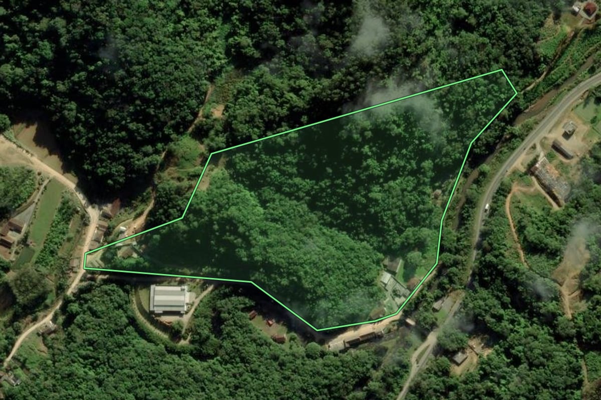 Imagem de satélite do imóvel rural em Massaranduba (SC), com o contorno declarado no CAR desenhado por cima.